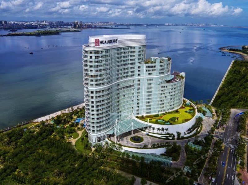 海口，这座充满热带风情的城市，不仅是旅游的天堂，也是休闲度假的好去处。今天就让我们一起探索一下哪些酒店或民宿能让你在海口度过一个难忘的假期。